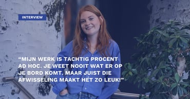  Jonge vrouw lacht in interviewsetting met citaat over afwisselend werk: “Mijn werk is tachtig procent ad hoc… dat maakt het zo leuk!”