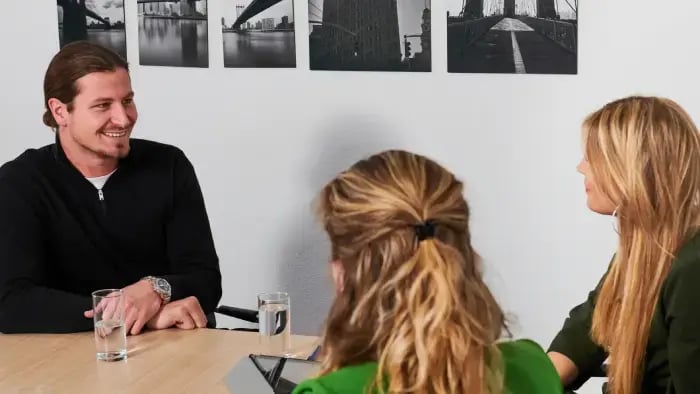 Drie mensen met elkaar in een sollicitatiegesprek (1)