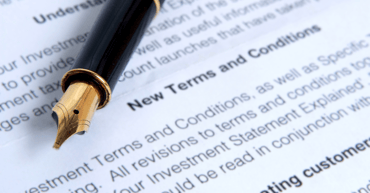  Vulpen op een document met de titel 'New Terms and Conditions', verwijzend naar algemene voorwaarden voor een incassotraject